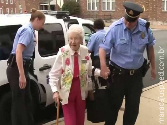 Idosa de 102 anos realiza sonho inusitado nos EUA: ser presa Idosa de 102 anos realiza sonho inusitado nos EUA: ser presa