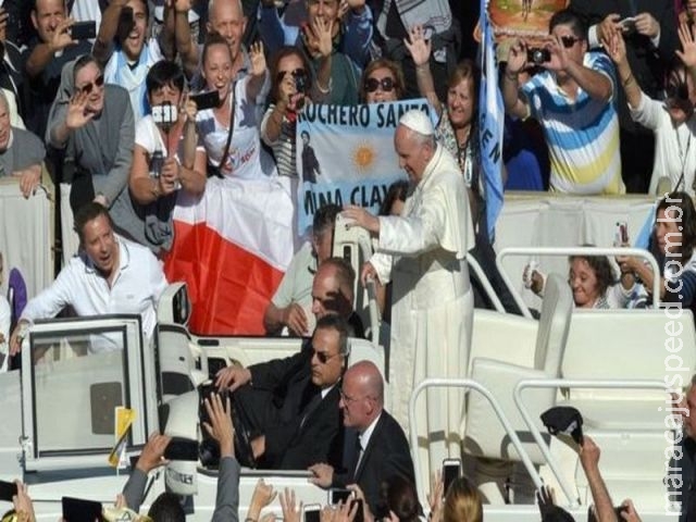 Quem são as crianças dos milagres do padre argentino canonizado pelo papa?