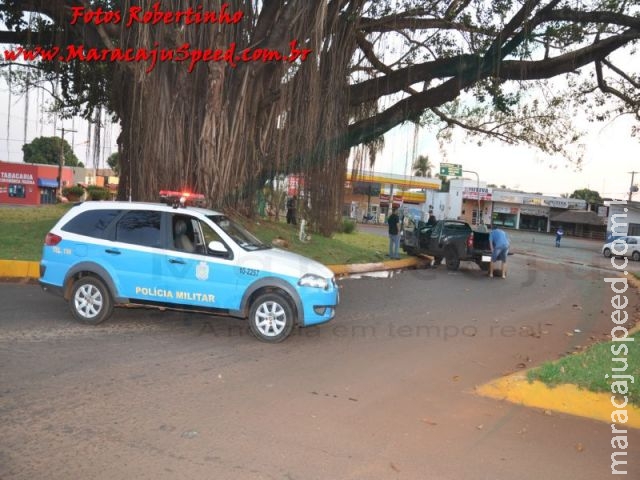 Maracaju: Condutor possivelmente embriagado perde controle de veículo e colidi com figueira centenária Maracaju: Condutor possivelmente embriagado perde controle de veículo e colidi com figueira centenária