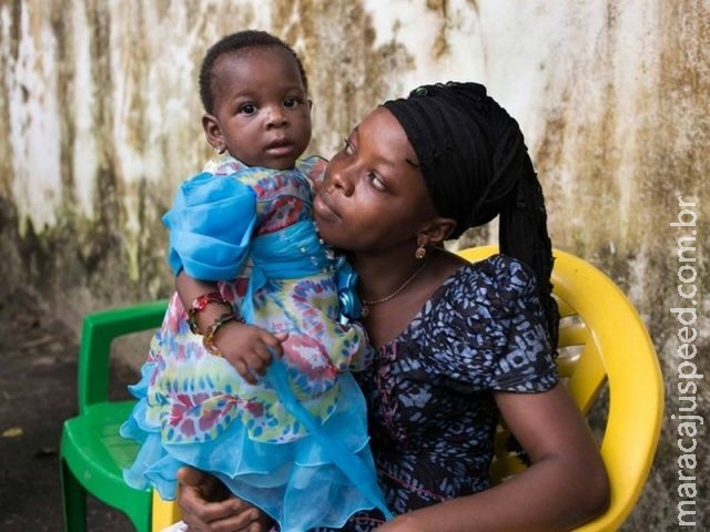 Bebê que surpreendeu médicos ao sobreviver ao ebola completa 1 ano
