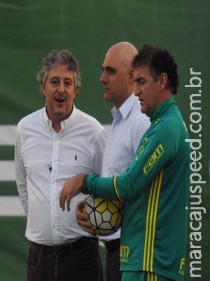 Em acordo com o elenco, Palmeiras adia contatos por renovações Em acordo com o elenco, Palmeiras adia contatos por renovações
