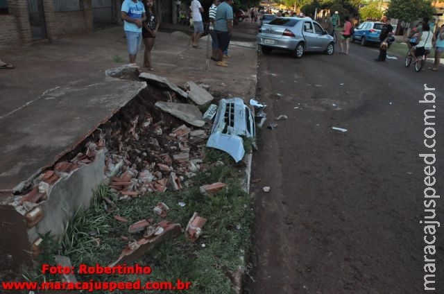 Maracaju: Condutor perde controle de veículo, atinge calçada e amigo fica ferido na vila Juquita