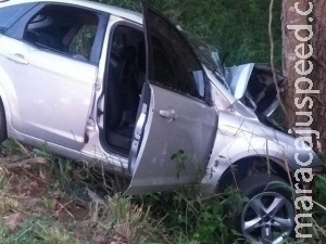 Adolescente morre após motorista se assustar com lona e bater carro em árvore Adolescente morre após motorista se assustar com lona e bater carro em árvore