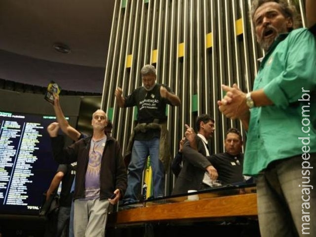 Maia determina prisão de manifestantes que invadiram o plenário da Câmara