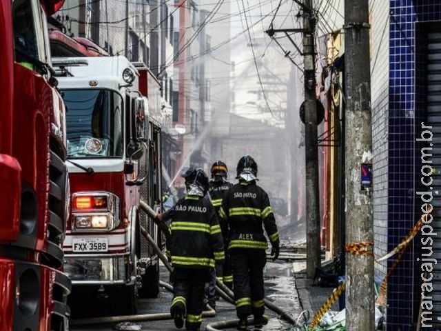 Bombeiros trabalham há 14 horas em incêndio de shopping em SP Bombeiros trabalham há 14 horas em incêndio de shopping em SP