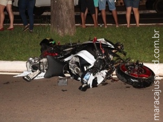 Kawasaki Ninja fica destuida e condutor ferido ao ser atingido por caminhonete em avenida