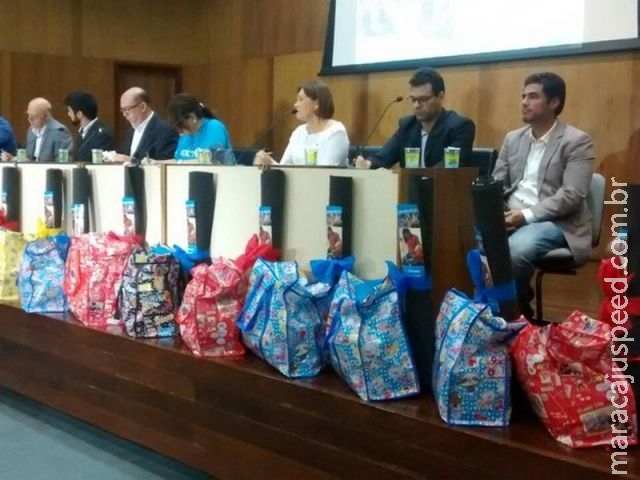 Mães de bebês com microcefalia recebem kits para estímulos em casa Mães de bebês com microcefalia recebem kits para estímulos em casa