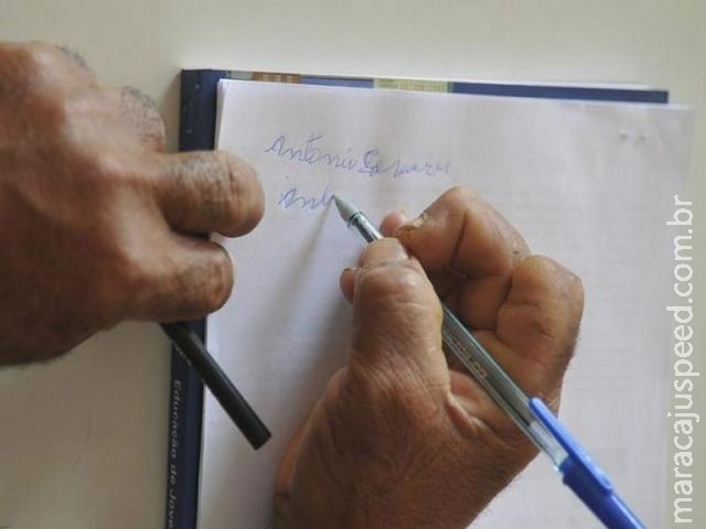 Governo apoia alfabetização de 167 mil jovens e adultos Governo apoia alfabetização de 167 mil jovens e adultos
