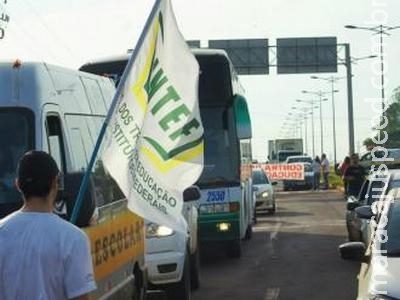 " Frente Nenhum Direito a Menos " fecha rodovias e vai ao centro de Dourados " Frente Nenhum Direito a Menos " fecha rodovias e vai ao centro de Dourados