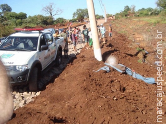 Pedreiro é espancado, asfixiado e enrolado em coberta