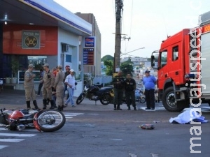 Motociclista não respeita sinalização e morre ao ser atingido por ônibus