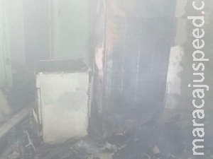 Edícula fica completamente destruída em incêndio na madrugada Edícula fica completamente destruída em incêndio na madrugada