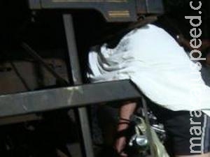 Motociclista bate em caminhão parado e morre