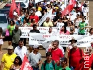 Protesto contra medidas federais reúne 400 educadores no interior de MS Protesto contra medidas federais reúne 400 educadores no interior de MS