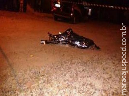 Homem é assassinado com 12 facadas e três tiros