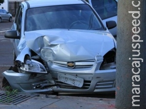 Mulher dorme ao volante e bate carro em poste na região central Mulher dorme ao volante e bate carro em poste na região central