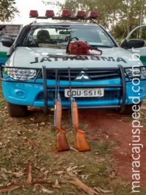 Homem é preso com dois rifles de caça ilegais Homem é preso com dois rifles de caça ilegais