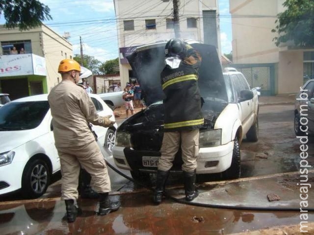 Três veículos pegam fogo em intervalo de 6 horas Três veículos pegam fogo em intervalo de 6 horas