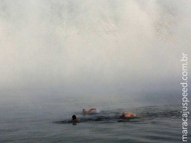  Com -30º C, russos fazem flexões na neve e encaram águas geladas de rio