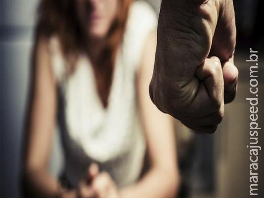 Marido agride mulher com socos e foge da polícia pulando a janela