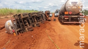 Condutor não consegue ultrapassar e tomba carreta carregada com etanol