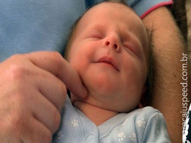Casal celebra nascimento de bebê "surpresa" após morte de gêmeo em gravidez fora do útero Casal celebra nascimento de bebê "surpresa" após morte de gêmeo em gravidez fora do útero