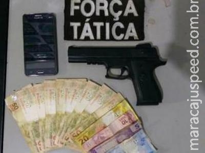 Trio assalta travestis com arma de plástico e vai preso Trio assalta travestis com arma de plástico e vai preso