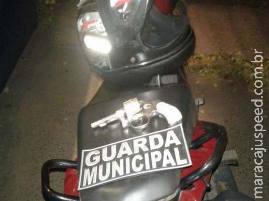 Motociclista tenta jogar arma fora ao avistar viatura e acaba preso