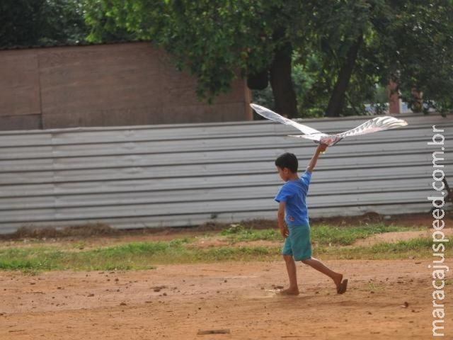 Com centro de esportes só no papel, crianças improvisam para brincar Com centro de esportes só no papel, crianças improvisam para brincar