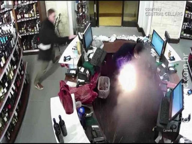 Americano sofre queimaduras de terceiro grau com explosão de cigarro eletrônico em Nova York Americano sofre queimaduras de terceiro grau com explosão de cigarro eletrônico em Nova York