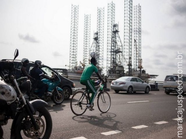 Nigeriano bate recorde ao pedalar mais de 100 km equilibrando bola na cabeça Nigeriano bate recorde ao pedalar mais de 100 km equilibrando bola na cabeça