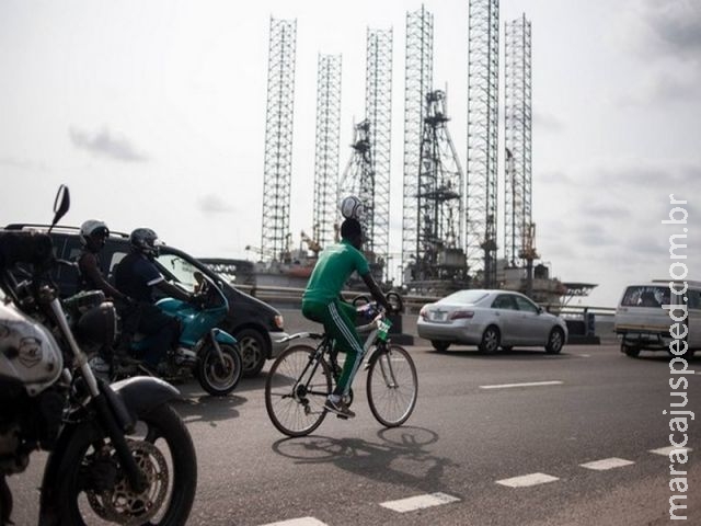  Nigeriano bate recorde ao pedalar mais de 100 km equilibrando bola na cabeça