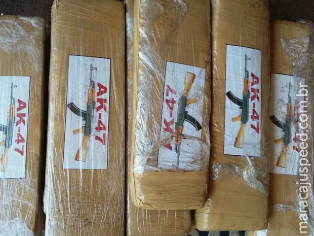 PM apreende droga e fuzis AK47 dentro de mala em ônibus em MS
