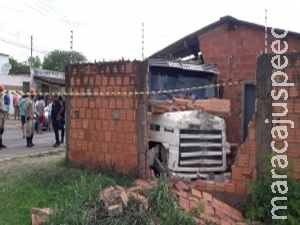 Condutor perde o controle da direção e bate carreta em residência Condutor perde o controle da direção e bate carreta em residência