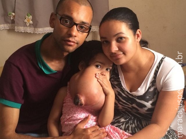 Pais de menina de SP com tumor raro buscam ajuda para tratá-la nos EUA Pais de menina de SP com tumor raro buscam ajuda para tratá-la nos EUA
