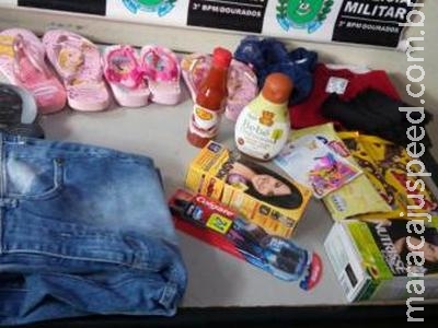 Mulher furta e ameaça vendedora em loja; comparsa é menor Mulher furta e ameaça vendedora em loja; comparsa é menor