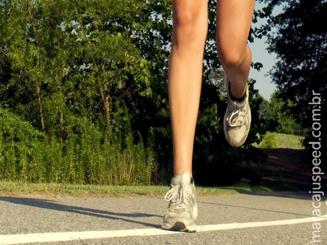 Andar e correr descalço faz bem à saúde? Estudo não encontra riscos nem benefícios Andar e correr descalço faz bem à saúde? Estudo não encontra riscos nem benefícios