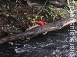 Corpo é encontrado amarrado pelo pescoço e mãos em rio de aldeia