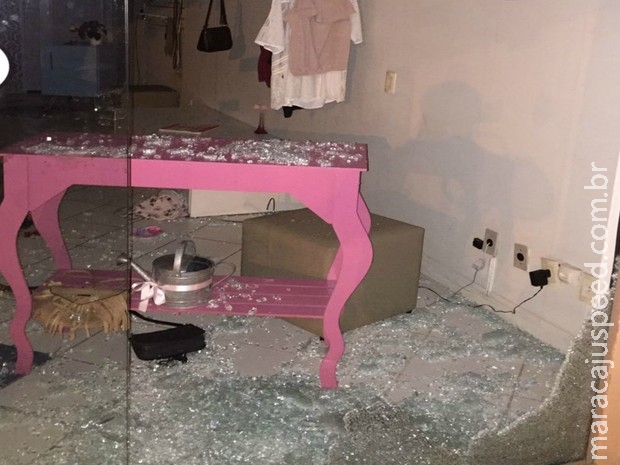 Ladrões usam tampa de bueiro para arrombar loja e furtar estoque em MS