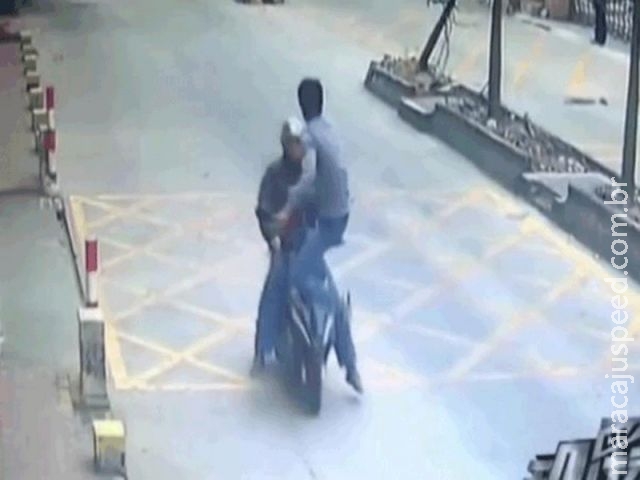 Chinês dá voadora e derruba motociclista que roubou seu celular Chinês dá voadora e derruba motociclista que roubou seu celular