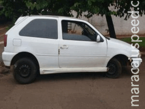 Bandidos furtam carro, tentam roubar pedestre mas batem veículo e fogem Bandidos furtam carro, tentam roubar pedestre mas batem veículo e fogem
