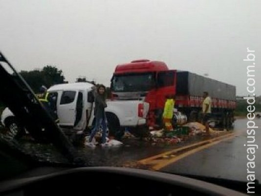 Mãe e filha morrem em colisão entre caminhonete e carreta Mãe e filha morrem em colisão entre caminhonete e carreta
