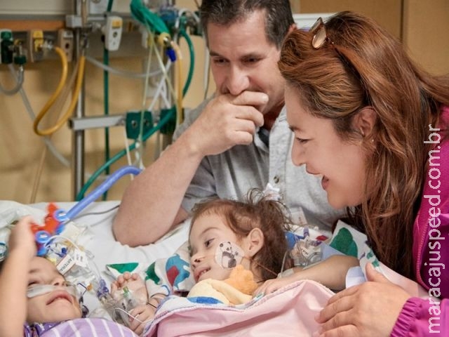 Gêmeas siamesas se encontram pela primeira vez depois de cirurgia Gêmeas siamesas se encontram pela primeira vez depois de cirurgia