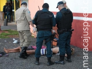 Garotos tentam roubar tabacaria, mas são detidos e espancados por moradores Garotos tentam roubar tabacaria, mas são detidos e espancados por moradores