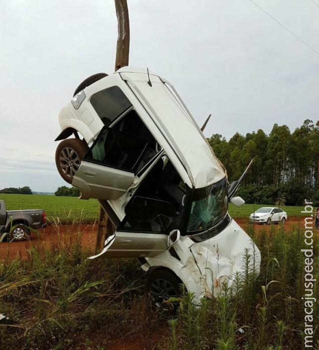 Condutor perde controle, carro capota e para em poste