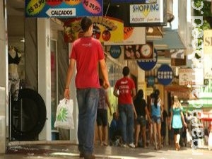 Comércio já pode cobrar preço diferente em compras no dinheiro Comércio já pode cobrar preço diferente em compras no dinheiro