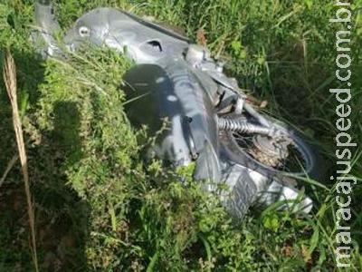 Motocicleta furtada é sucateada e jogada em terreno baldio Motocicleta furtada é sucateada e jogada em terreno baldio