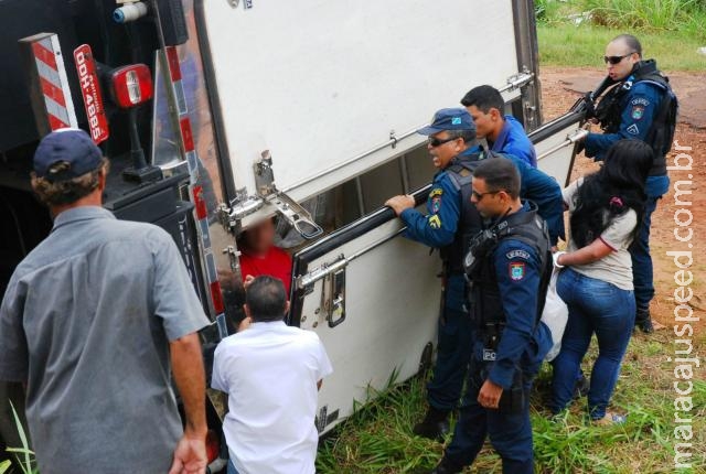 Polícia prende 4 por tentar saquear caminhão tombado