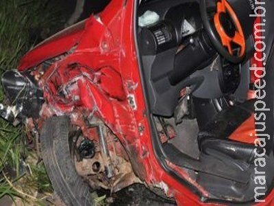 Quatro escapam ilesos de acidente entre carro e carreta Quatro escapam ilesos de acidente entre carro e carreta