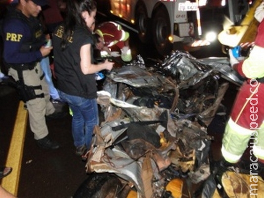 Colisão frontal com carreta parte carro ao meio e mata condutor na BR-163
